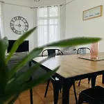 Appartement Lumineux Et Spacieux 2 Chambres Avec Parking Gratuit Dans La Rue